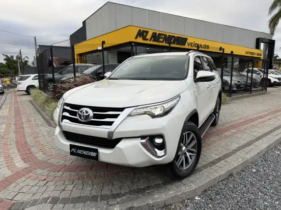 TOYOTA-HILUX SW4-2.8 SRX 4X4 7 LUGARES 16V TURBO INTERCOOLER DIESEL 4P AUTOMÁTICO TOYOTA-HILUX SW4-2019
