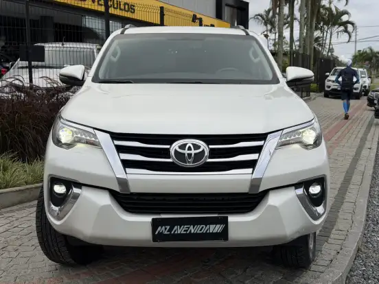 TOYOTA-HILUX SW4-2.8 SRX 4X4 7 LUGARES 16V TURBO INTERCOOLER DIESEL 4P AUTOMÁTICO TOYOTA-HILUX SW4-2019