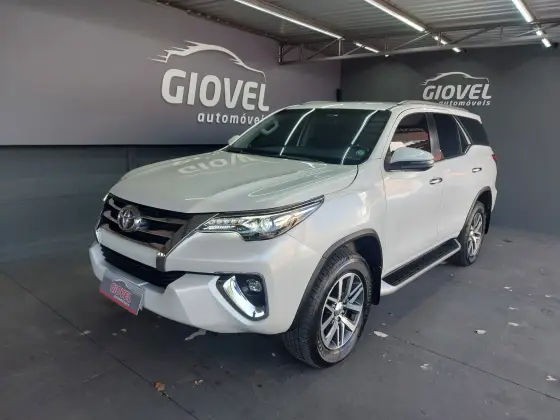 TOYOTA HILUX SW4 2.8 SRX 4X4 7 LUGARES 16V TURBO INTERCOOLER DIESEL 4P AUTOMÁTICO
