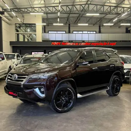 TOYOTA HILUX SW4 2.8 SRX 4X4 7 LUGARES 16V TURBO INTERCOOLER DIESEL 4P AUTOMÁTICO