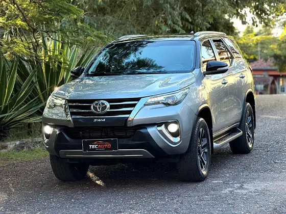 TOYOTA HILUX SW4 2.8 SRX 4X4 7 LUGARES 16V TURBO INTERCOOLER DIESEL 4P AUTOMÁTICO TOYOTA HILUX SW4 2.8 SRX 4X4 7 LUGARES 16V TURBO INTERCOOLER DIESEL 4P AUTOMÁTICO
