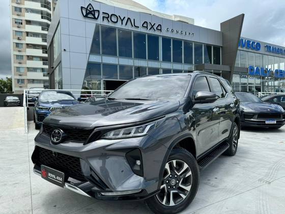 TOYOTA HILUX SW4 2.8 D-4D TURBO DIESEL DIAMOND 7L 4X4 AUTOMÁTICO