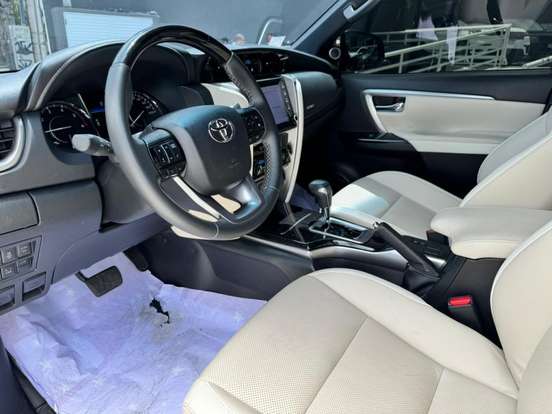 TOYOTA-HILUX SW4-2025