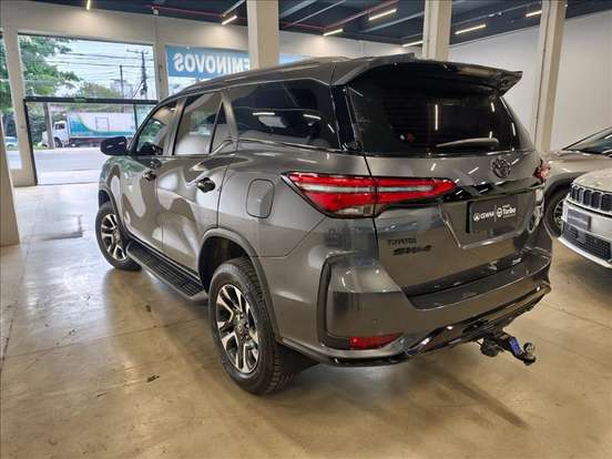 TOYOTA-HILUX SW4-2024