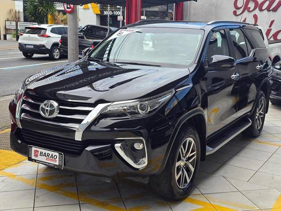TOYOTA HILUX SW4 2.8 SRX 4X4 7 LUGARES 16V TURBO INTERCOOLER DIESEL 4P AUTOMÁTICO