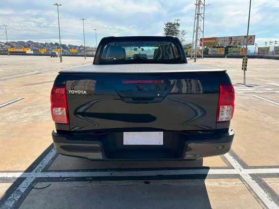 TOYOTA-HILUX-2023