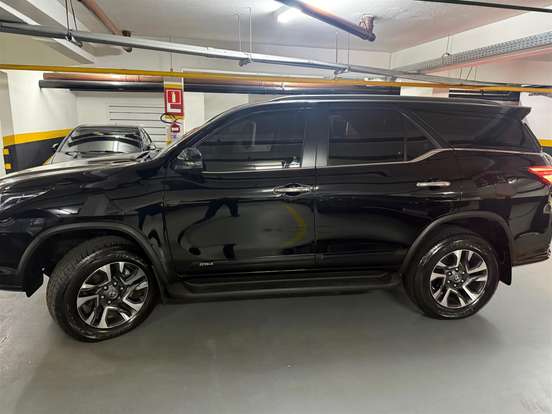 TOYOTA-HILUX SW4-2.8 D-4D TURBO DIESEL SRX PLATINUM 7L 4X4 AUTOMÁTICO TOYOTA-HILUX SW4-2025