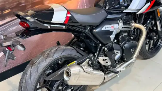 TRIUMPH-THRUXTON 400-2026