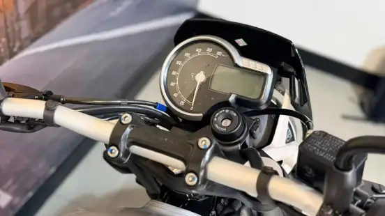 TRIUMPH-TRACKER 400-2026