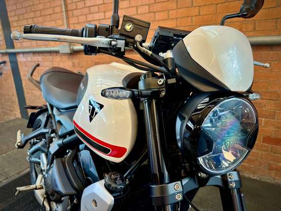 TRIUMPH-TRIDENT 660-2021