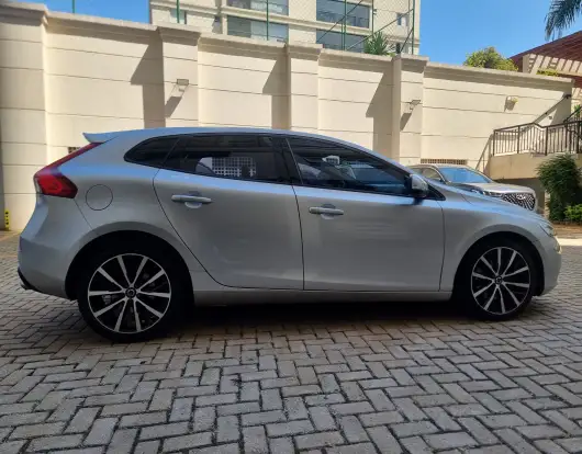 VOLVO-V40-2.0 T4 MOMENTUM GASOLINA 4P AUTOMÁTICO VOLVO-V40-2019