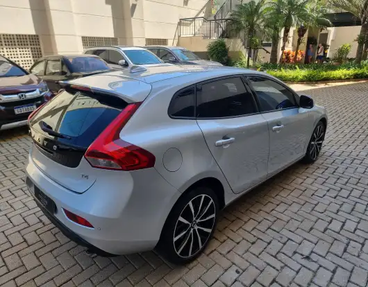 VOLVO-V40-2019