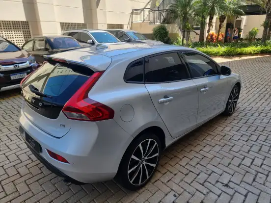 VOLVO-V40-2.0 T4 MOMENTUM GASOLINA 4P AUTOMÁTICO VOLVO-V40-2019