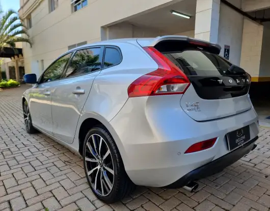 VOLVO-V40-2.0 T4 MOMENTUM GASOLINA 4P AUTOMÁTICO VOLVO-V40-2019