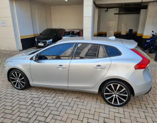VOLVO-V40-2.0 T4 MOMENTUM GASOLINA 4P AUTOMÁTICO VOLVO-V40-2019
