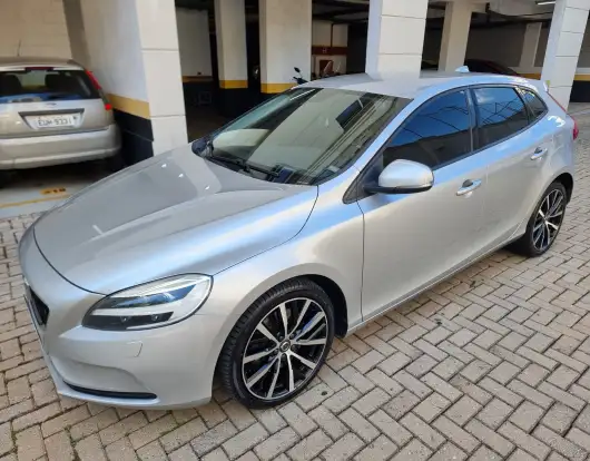 VOLVO-V40-2019