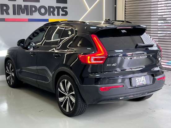 VOLVO-XC40-2021
