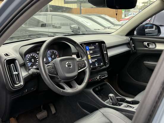 VOLVO-XC40-2019