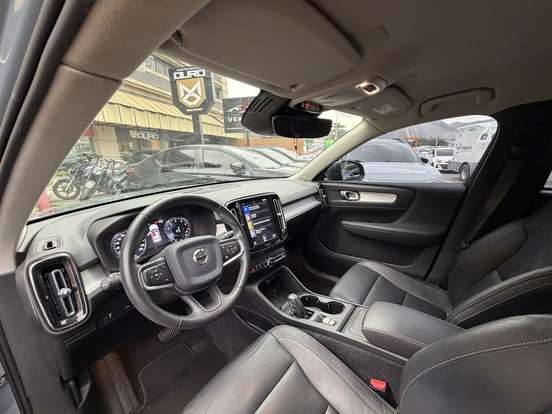 VOLVO-XC40-2019