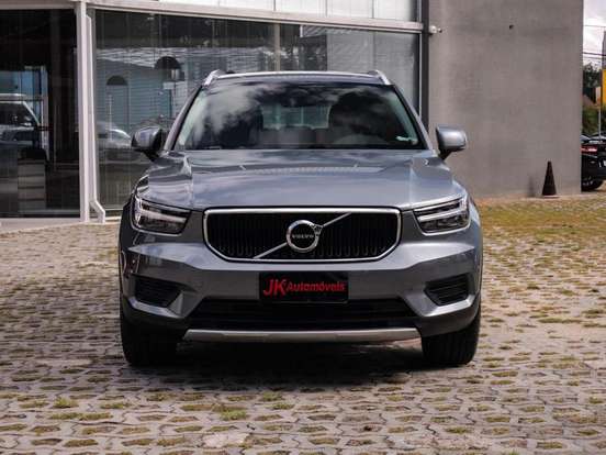 VOLVO-XC40-2018