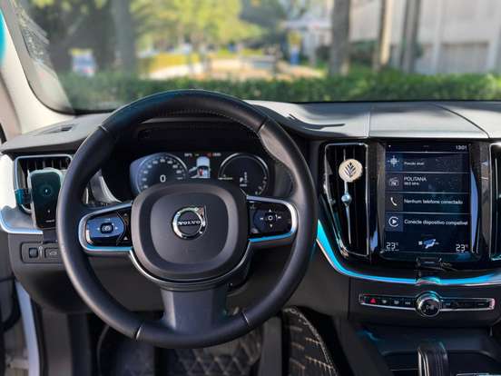 VOLVO-XC60-2020