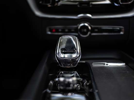 VOLVO-XC60-2023