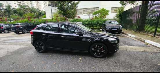 VOLVO-V40-2015
