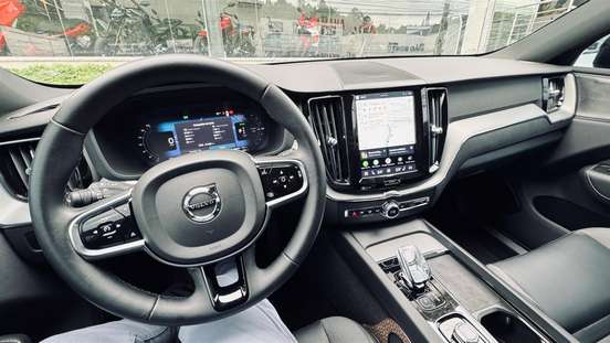 VOLVO-XC60-2023