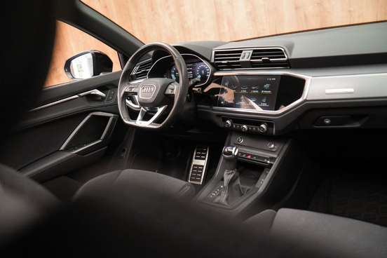AUDI-Q3-2023