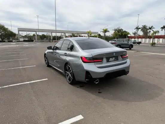 BMW-320i-2023