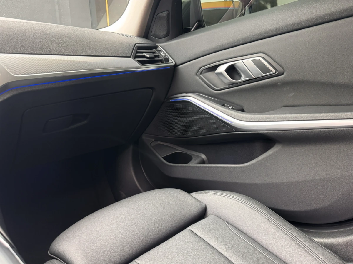 BMW 320i — foto 15