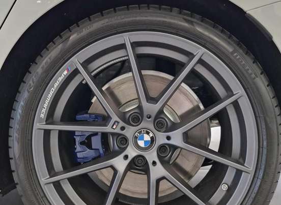 BMW-320i-2024