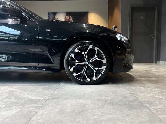 BMW-330e-2025