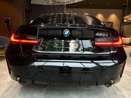BMW-330e-2025