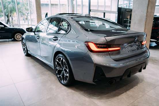 BMW-330e-2025