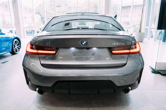 BMW-330e-2025