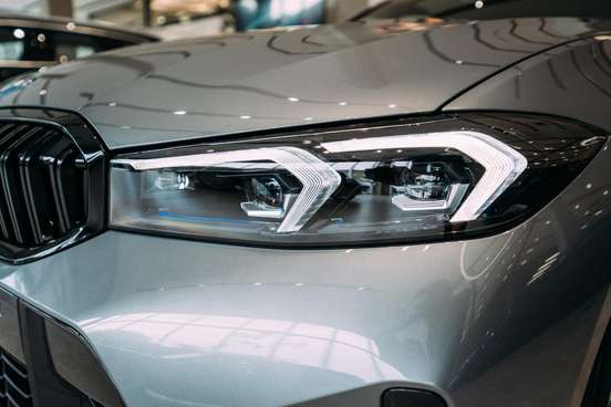 BMW-330e-2025