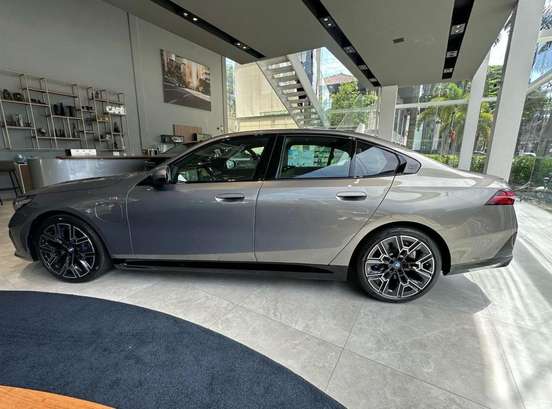 BMW-530e-2025