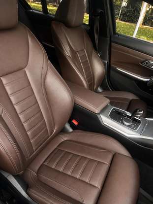 BMW-330e-2021