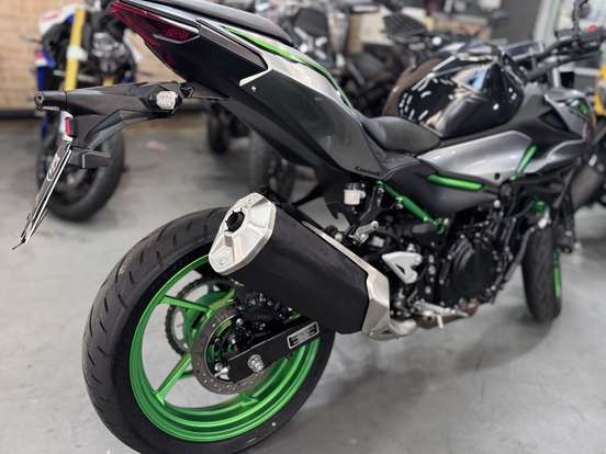 KAWASAKI-Z500 SE-2025