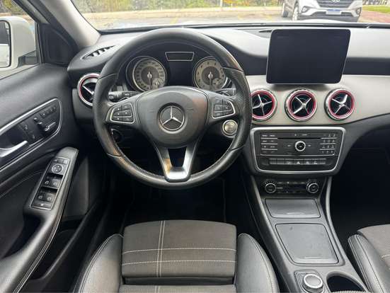 MERCEDES-BENZ-GLA 200-2017