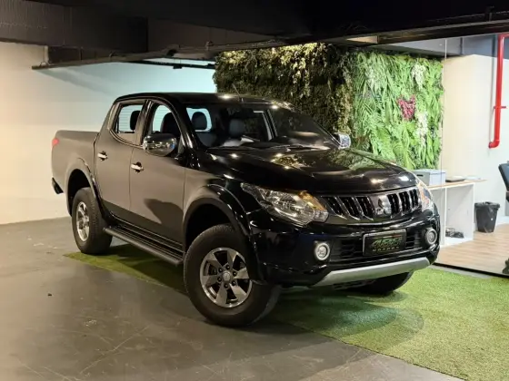 MITSUBISHI L200 TRITON 2.4 16V TURBO DIESEL SPORT HPE CD 4P 4X4 AUTOMÁTICO MITSUBISHI L200 TRITON 2.4 16V TURBO DIESEL SPORT HPE CD 4P 4X4 AUTOMÁTICO