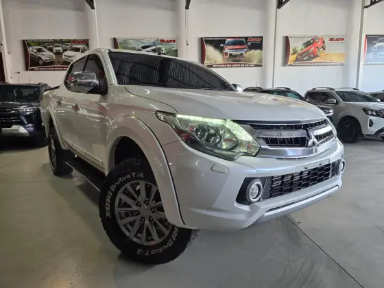 MITSUBISHI L200 TRITON 2.4 16V TURBO DIESEL SPORT HPE-S CD 4P 4X4 AUTOMÁTICO MITSUBISHI L200 TRITON 2.4 16V TURBO DIESEL SPORT HPE-S CD 4P 4X4 AUTOMÁTICO