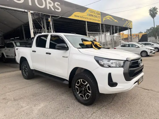 TOYOTA HILUX 2.8 D-4D TURBO DIESEL CD POWER PACK 4X4 MANUAL TOYOTA HILUX 2.8 D-4D TURBO DIESEL CD POWER PACK 4X4 MANUAL