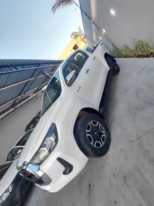 TOYOTA HILUX 2.8 D-4D TURBO DIESEL CD POWER PACK 4X4 MANUAL TOYOTA HILUX 2.8 D-4D TURBO DIESEL CD POWER PACK 4X4 MANUAL