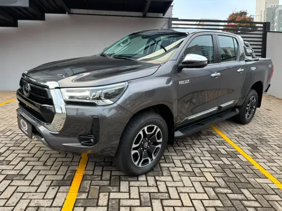TOYOTA HILUX 2.8 D-4D TURBO DIESEL CD SRX 4X4 AUTOMÁTICO TOYOTA HILUX 2.8 D-4D TURBO DIESEL CD SRX 4X4 AUTOMÁTICO