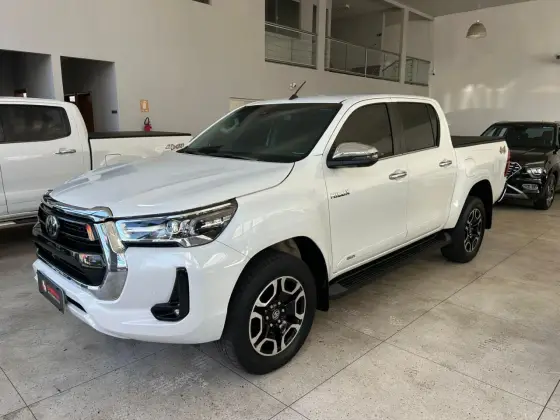 TOYOTA HILUX 2.8 D-4D TURBO DIESEL CD SRX 4X4 AUTOMÁTICO