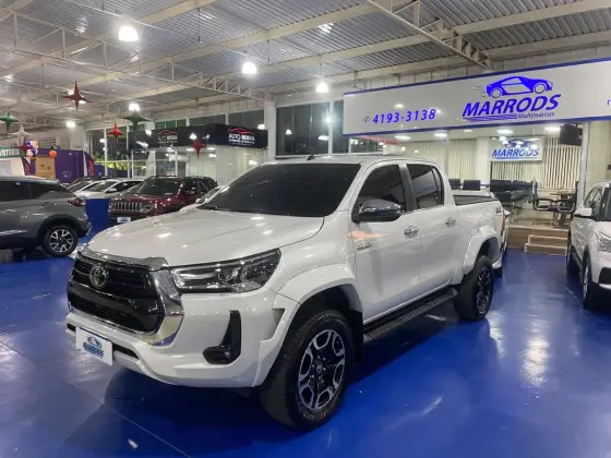 TOYOTA HILUX 2.8 D-4D TURBO DIESEL CD SRX PLUS 4X4 AUTOMÁTICO TOYOTA HILUX 2.8 D-4D TURBO DIESEL CD SRX PLUS 4X4 AUTOMÁTICO