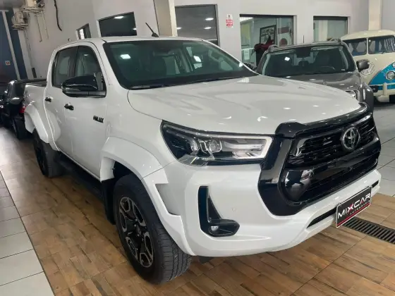 TOYOTA HILUX 2.8 D-4D TURBO DIESEL CD SRX PLUS 4X4 AUTOMÁTICO