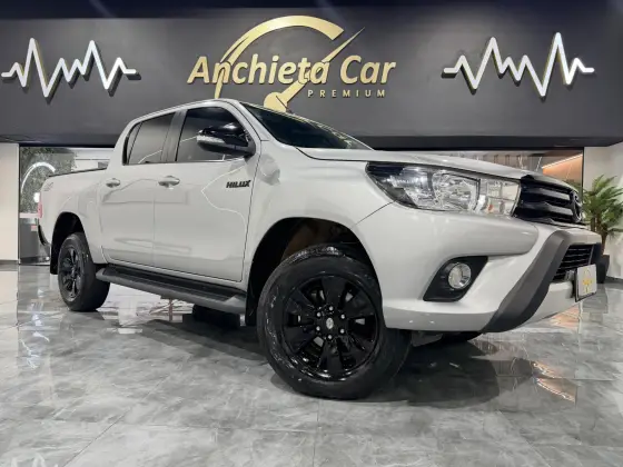 TOYOTA HILUX 2.8 SR 4X4 CD 16V DIESEL 4P AUTOMÁTICO TOYOTA HILUX 2.8 SR 4X4 CD 16V DIESEL 4P AUTOMÁTICO